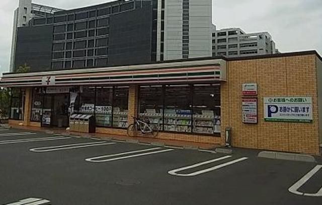 コンビニ　セブンイレブン足立4丁目店（コンビニ）まで403m
