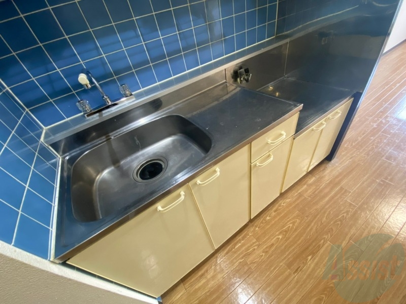 キッチン　シンプルなキッチンです。一人暮らしにはちょうどいいサイズ。