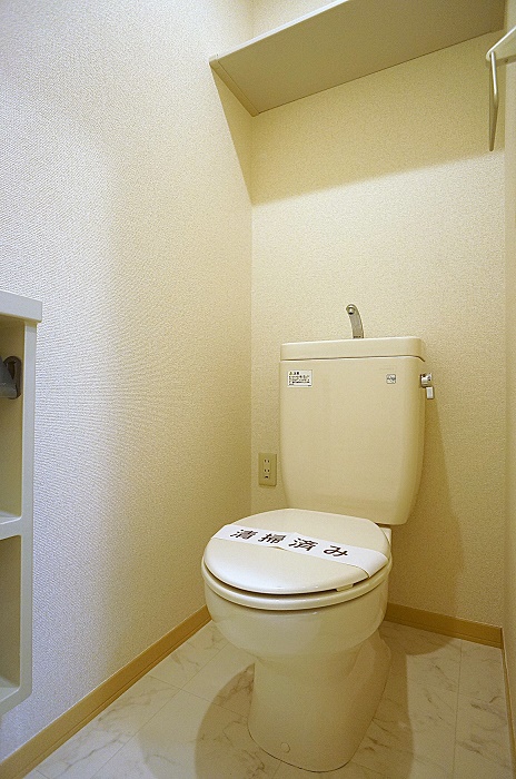 トイレ　上部の棚あると便利です♪