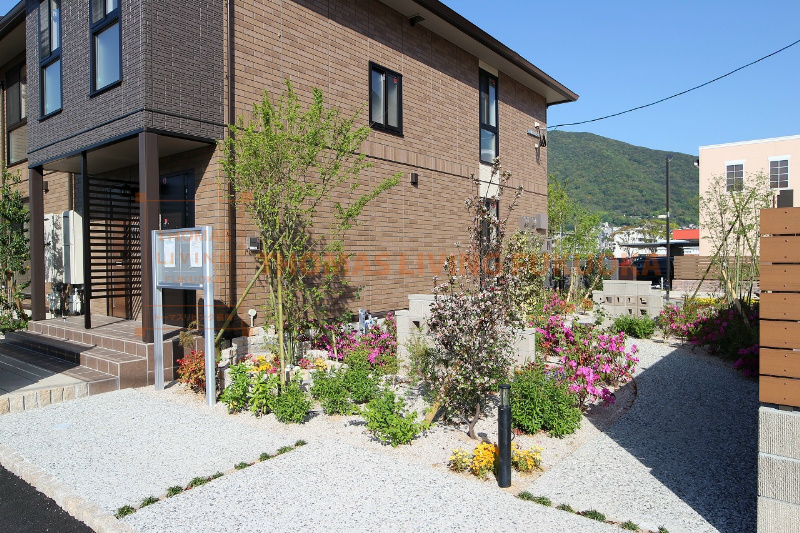 その他共有部分　共同通路にはお花も植えてあります♪