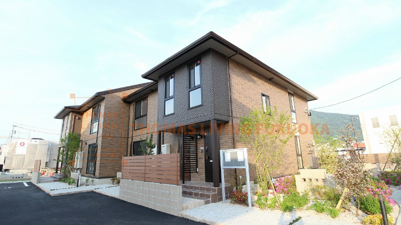 建物外観　植栽も良いアクセントですね♪