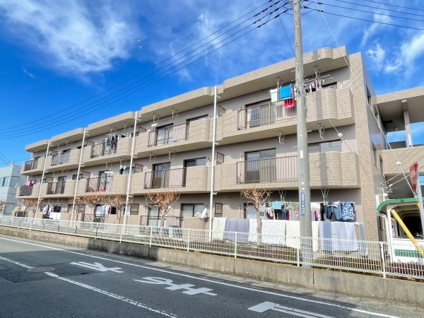 建物外観　RC造3階建てマンション!南向きで日当たり良好!