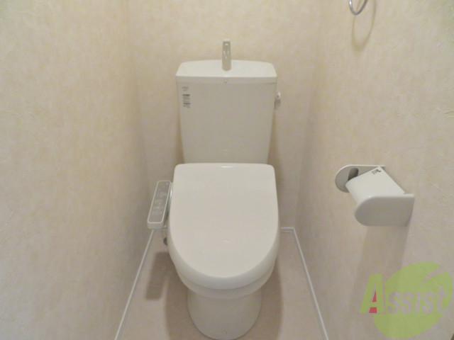 トイレ　嬉しいウォシュレット機能が付いたトイレです。