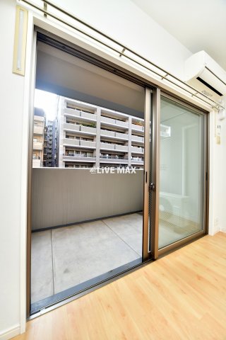 バルコニー　広いベランダは洗濯物が早く乾きます