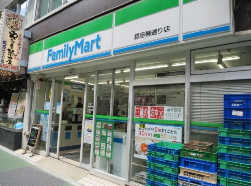 コンビニ　ファミリーマート銀座昭和通り店（コンビニ）まで59m
