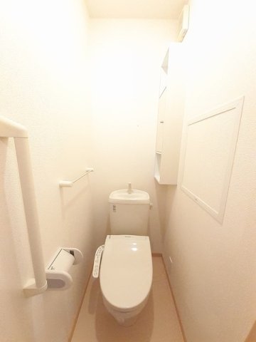 トイレ　落ち着いた色調のトイレです