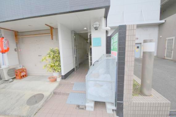 エントランス　エントランス周辺はいつもキレイに片付けられています。