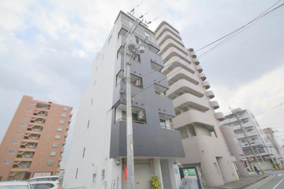建物外観　存在感のある外観は落ちついた色合いで、堂々としていますね。