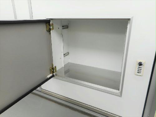 玄関　玄関扉に宅配ボックスあり