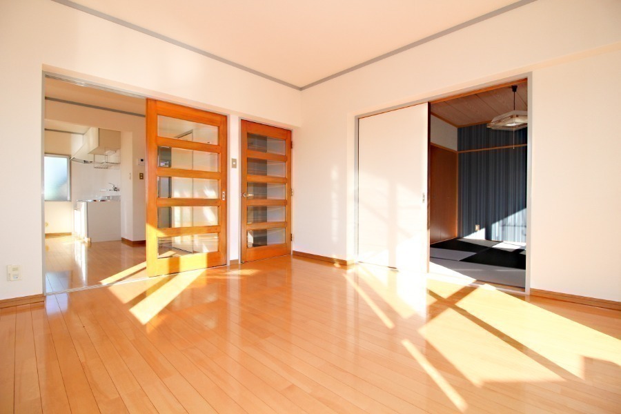その他部屋・スペース　窓側からの洋室風景