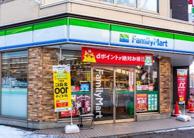 コンビニ　ファミリーマート札幌北24条駅前店（コンビニ）まで393m