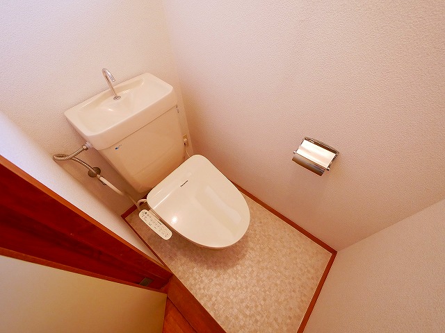 トイレ　落ち着いた色調のトイレです