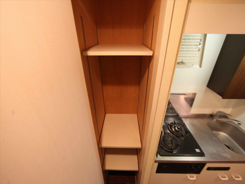 その他　キッチン横に収納棚付（収納充実してます）