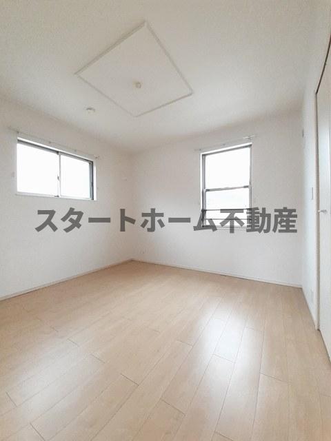その他部屋・スペース　落ち着いた色調の寝室です
