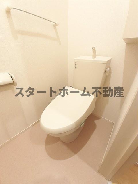 トイレ　落ち着いた色調のトイレです