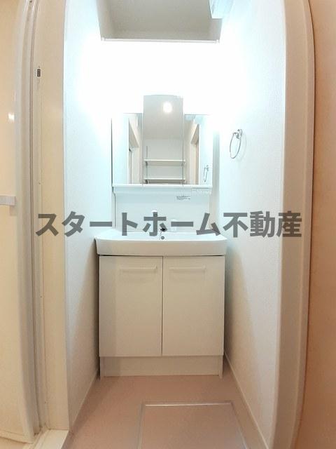 洗面設備　ゆったりとスペースのある洗面所