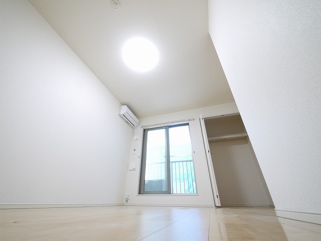 その他部屋・スペース　開放的な寝室です