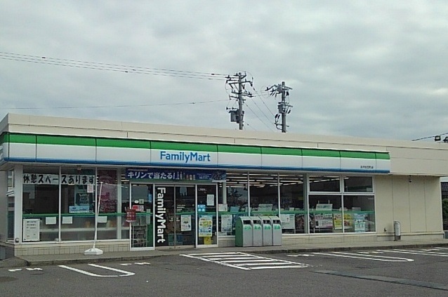 コンビニ　ファミリーマート（コンビニ）まで300m