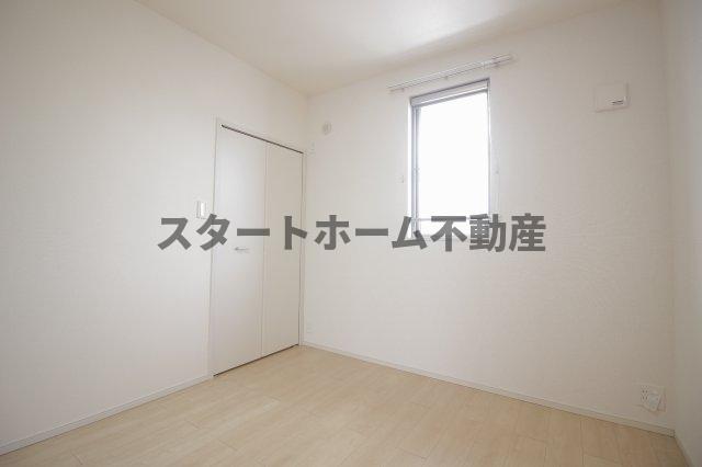 その他部屋・スペース　落ち着いた色調の寝室です