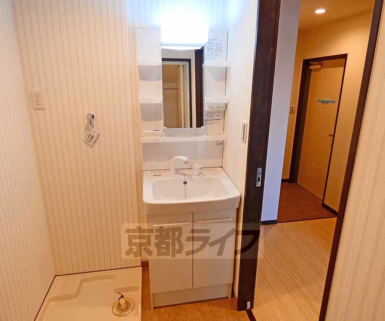 洗面設備　明るい独立洗面台です