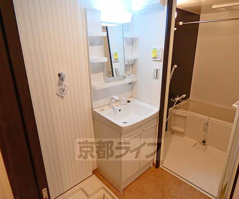 洗面設備　白基調の洗面台です。