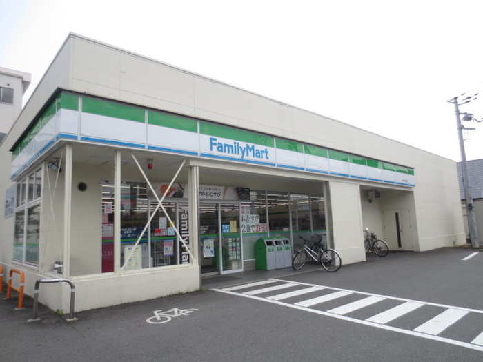 コンビニ　ファミリーマート（コンビニ）まで650m