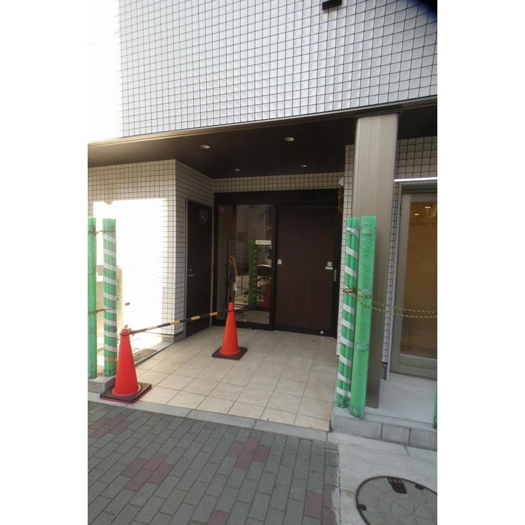 エントランス　落ち着いたエントランスです