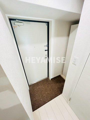 玄関　同間取り、別号室のお部屋のお写真となります。