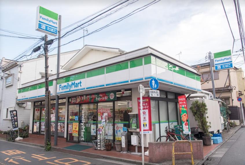 コンビニ　ファミリーマート 方南一丁目店（コンビニ）まで579m