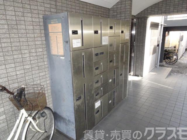 エントランス　留守中の荷物の受け取りは宅配ＢＯＸで♪
