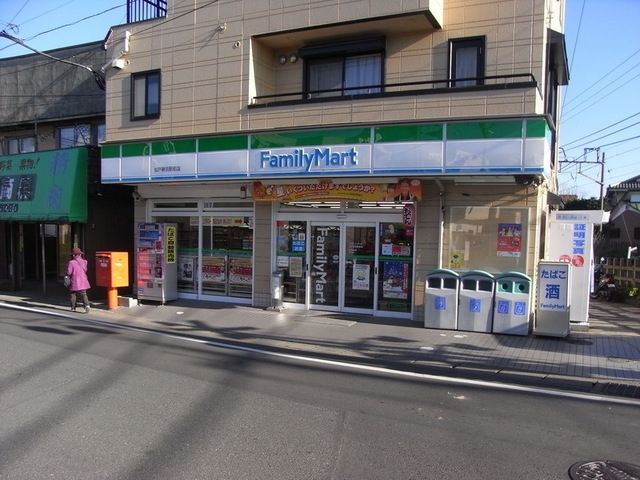 コンビニ　ファミリーマート（コンビニ）まで300m