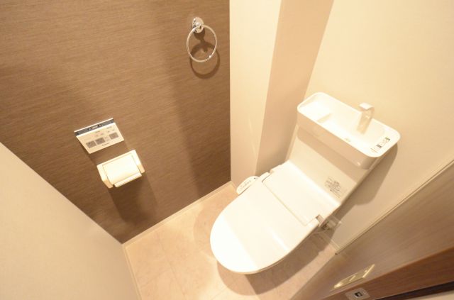 トイレ　温水洗浄便座付きのトイレです♪