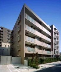 建物外観　鉄筋コンクリート造のがっちりとした建物。
