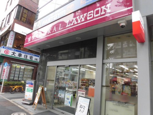 コンビニ　ナチュラルローソン 新高円寺駅前店（コンビニ）まで148m
