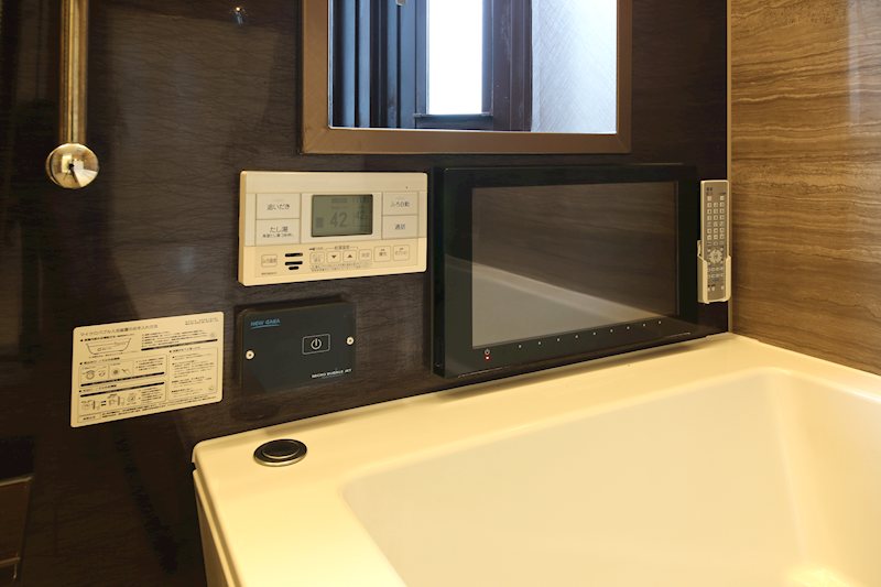 バス・シャワールーム　浴槽にはテレビシステムが施されています