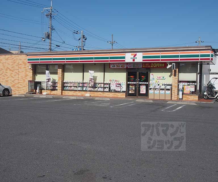 コンビニ　セブンイレブン京都上鳥羽卯ノ花店（コンビニ）まで195m