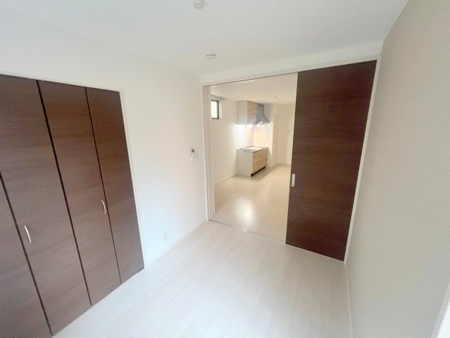その他部屋・スペース　ゆとりのあるベッドルームで快適な睡眠をとってくださいね。
