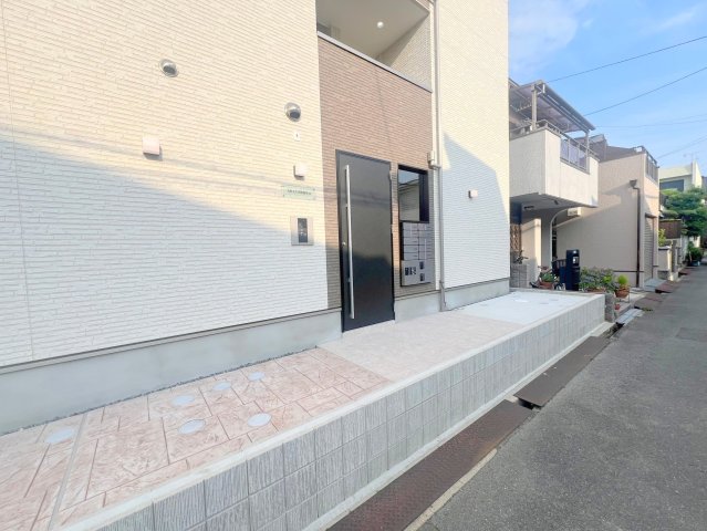 エントランス　エントランス周辺はいつもキレイに片付けられています。