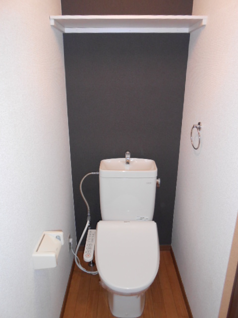 トイレ　温水洗浄便座完備・小物収納棚あり