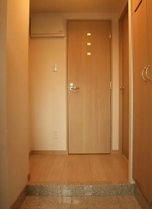 玄関　別部屋の画像を使用しております。