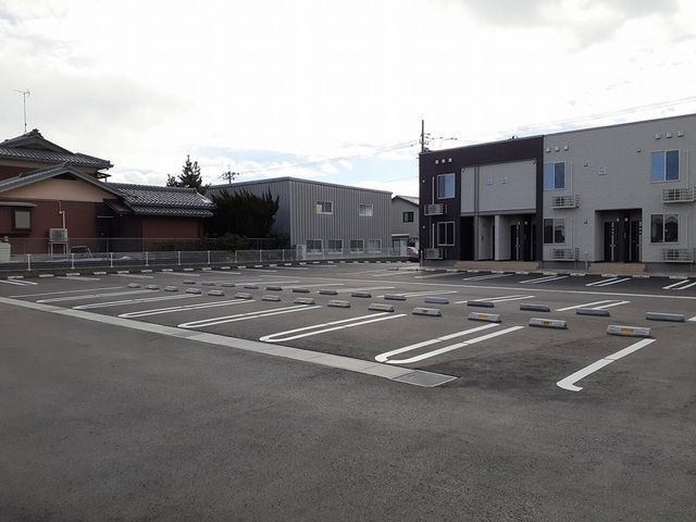 駐車場　駐車場があるので、車を買う予定の方も安心です