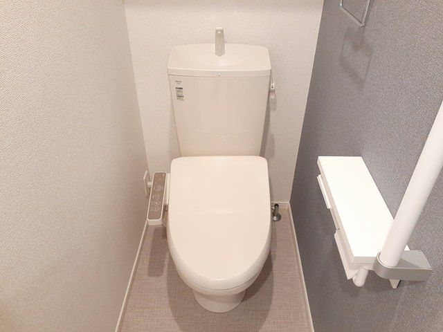 トイレ　落ち着いた色調のトイレです
