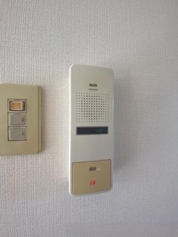 セキュリティ　インターホン付き。角部屋、出窓有