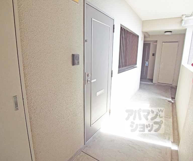 玄関　玄関のドアです。