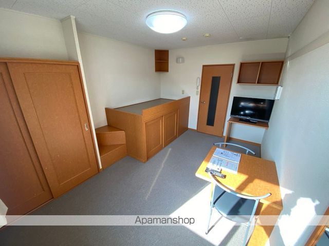 レオパレスセレステ湖山の居間写真