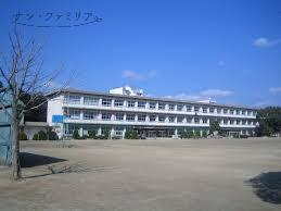 小学校　豊川市立小坂井西小学校（小学校）まで327m