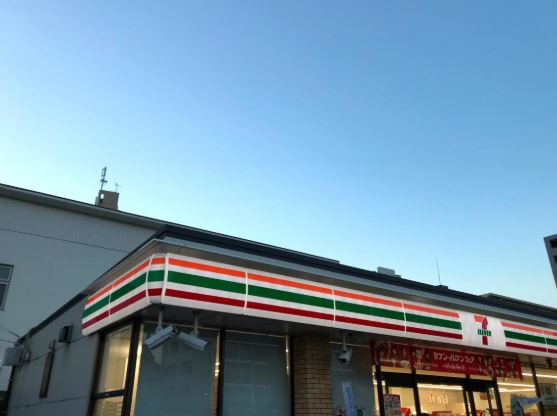 コンビニ　セブンイレブン 横浜生麦4丁目店（コンビニ）まで595m