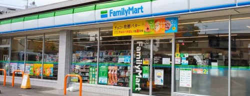 コンビニ　ファミリーマート トヨタくずは牧野店（コンビニ）まで943m