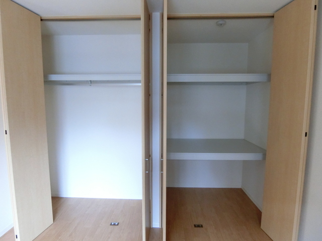 収納　洋室6帖のお部屋にあるクローゼット(左)と収納スペース(右)