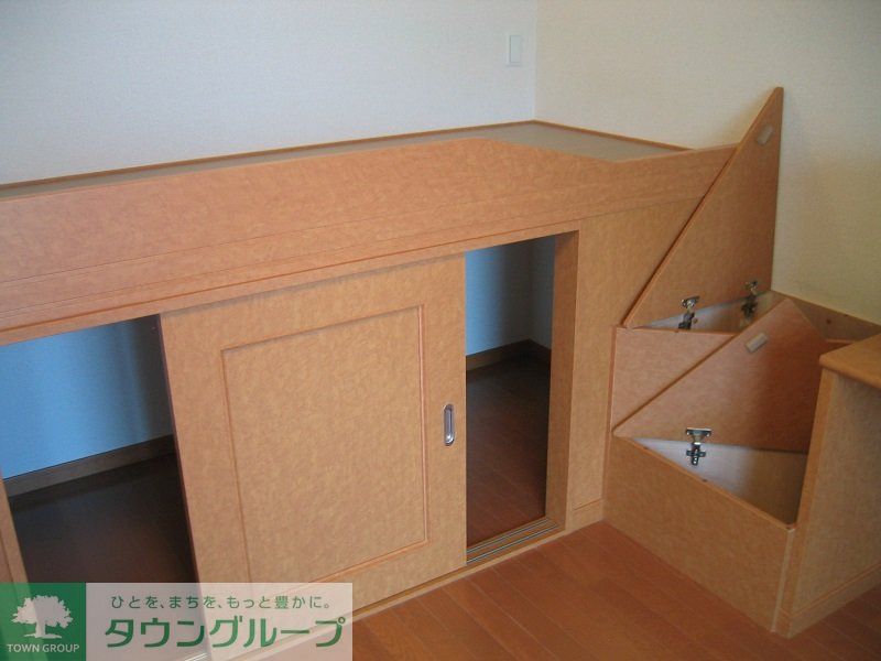 その他部屋・スペース　1階はフローリング、2階はじゅうたんです。